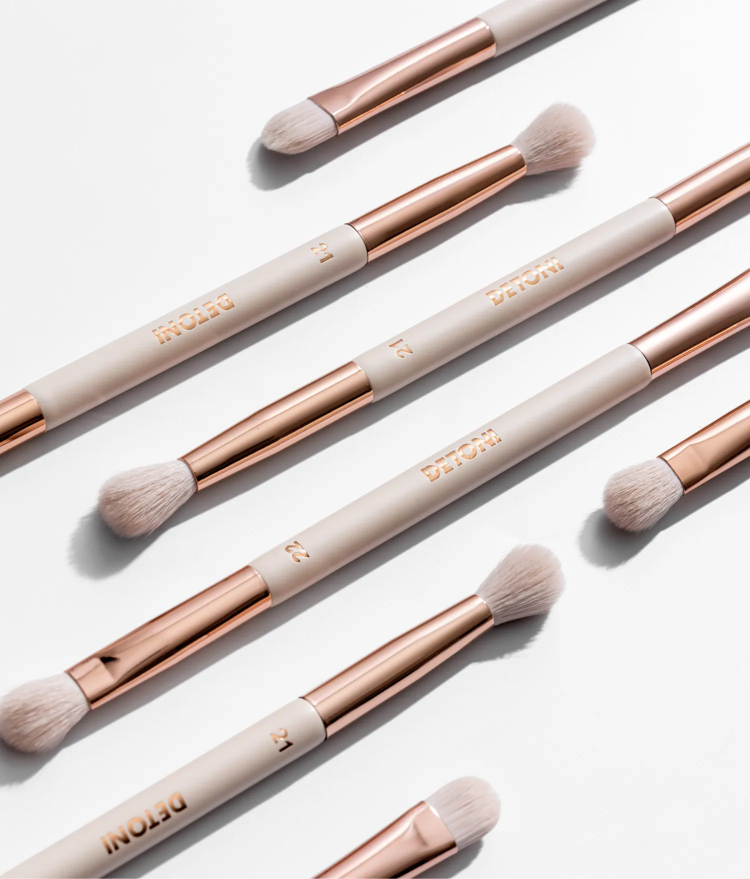 22 DUAL-ENDED EYESHADOW BRUSH | PINCEL PARA DEPOSITAR SOMBRA