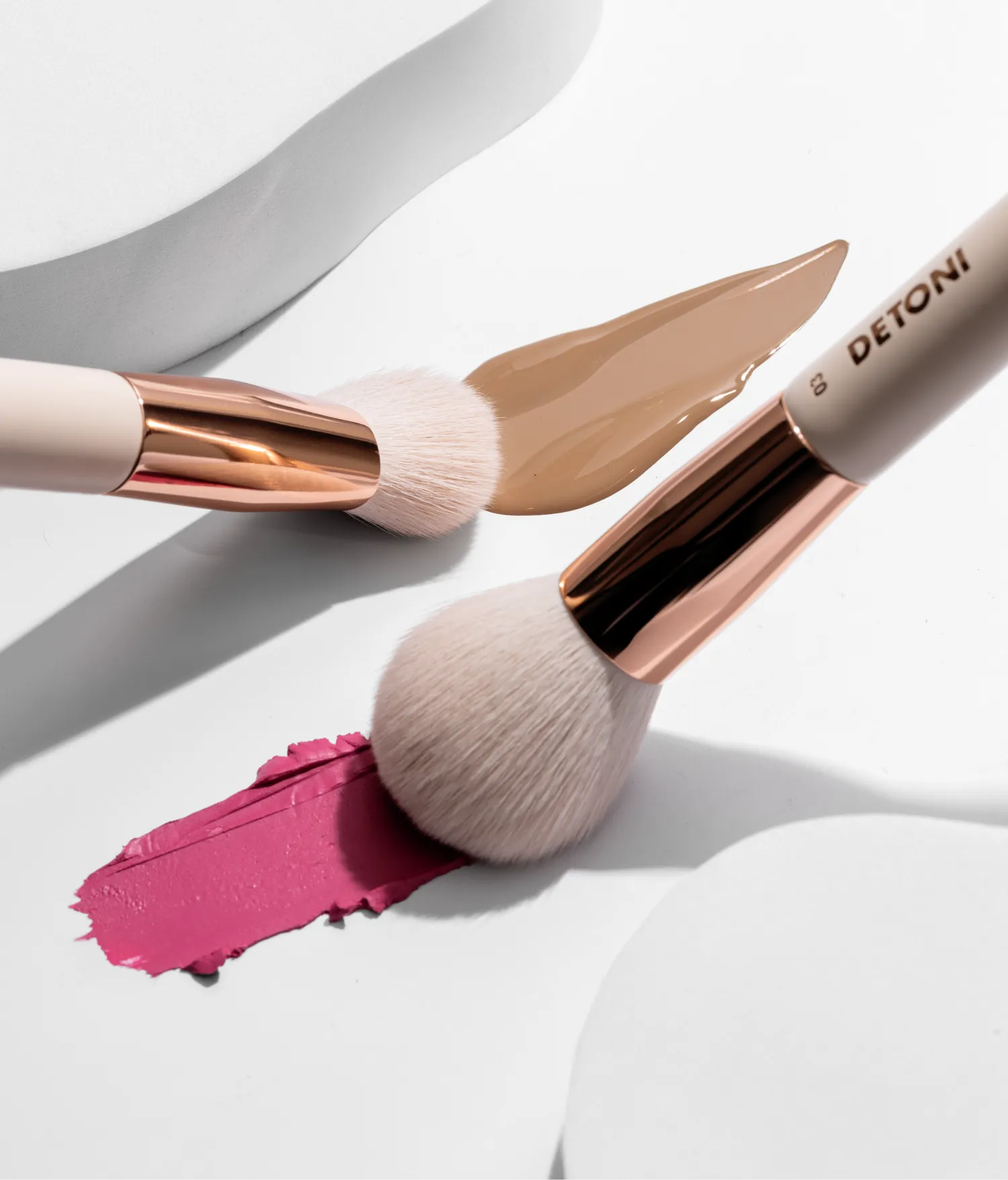 03 DUAL-ENDED FACE BRUSH | PINCEL PARA BLUSH E CONTORNO