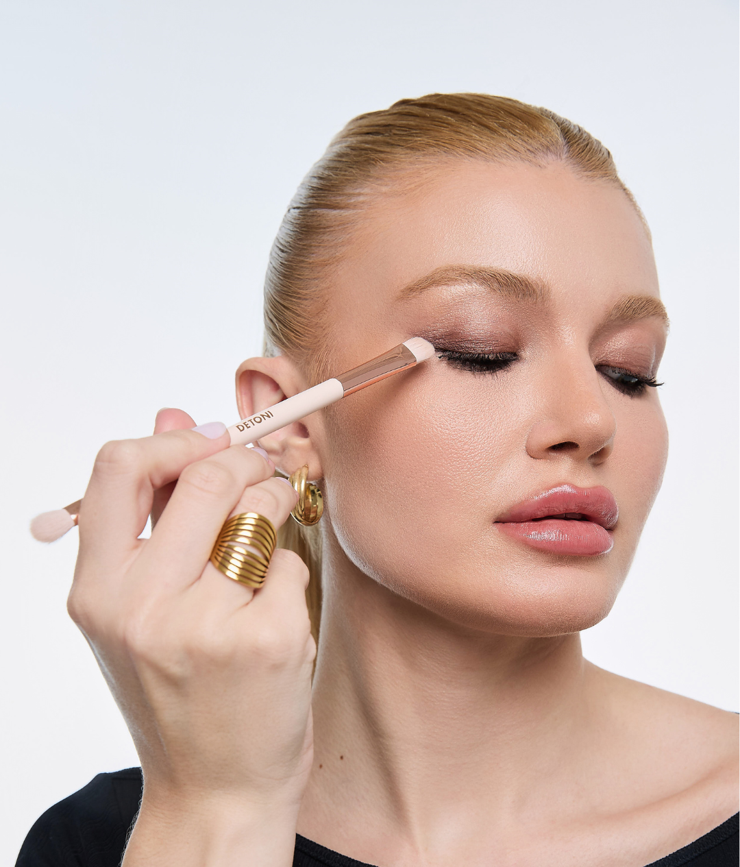 22 DUAL-ENDED EYESHADOW BRUSH | PINCEL PARA DEPOSITAR SOMBRA