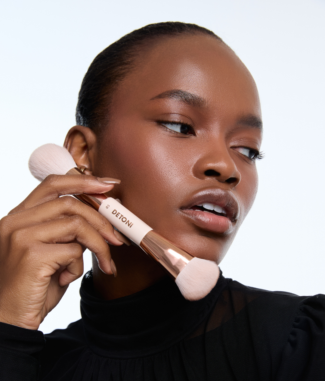 03 DUAL-ENDED FACE BRUSH | PINCEL PARA BLUSH E CONTORNO